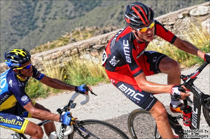 Contador และ Tejay ช่วยกันจับเจ้าถิ่นที่ยิงหนีออกไป แต่ก็ไล่ไม่ทัน... - ภาพจาก Steephill.tv