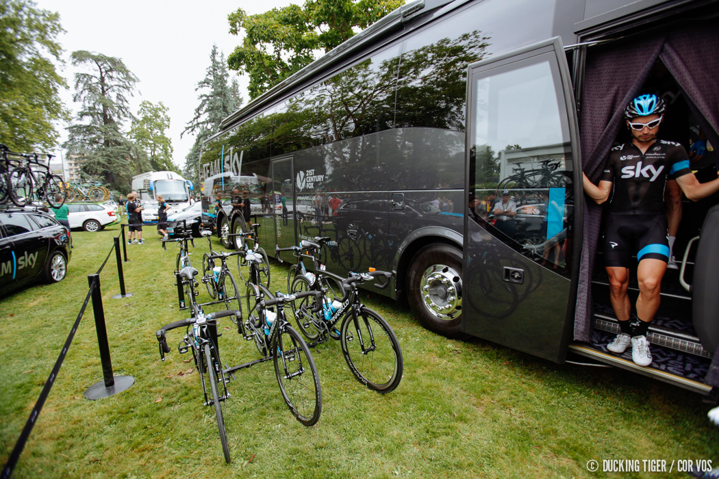 รถบัสของทีม Sky ที่จุดสตาร์ท เตรียมจักรยานไว้รอนักปั่นที่เหลือเพียงแค่ 6 คน 