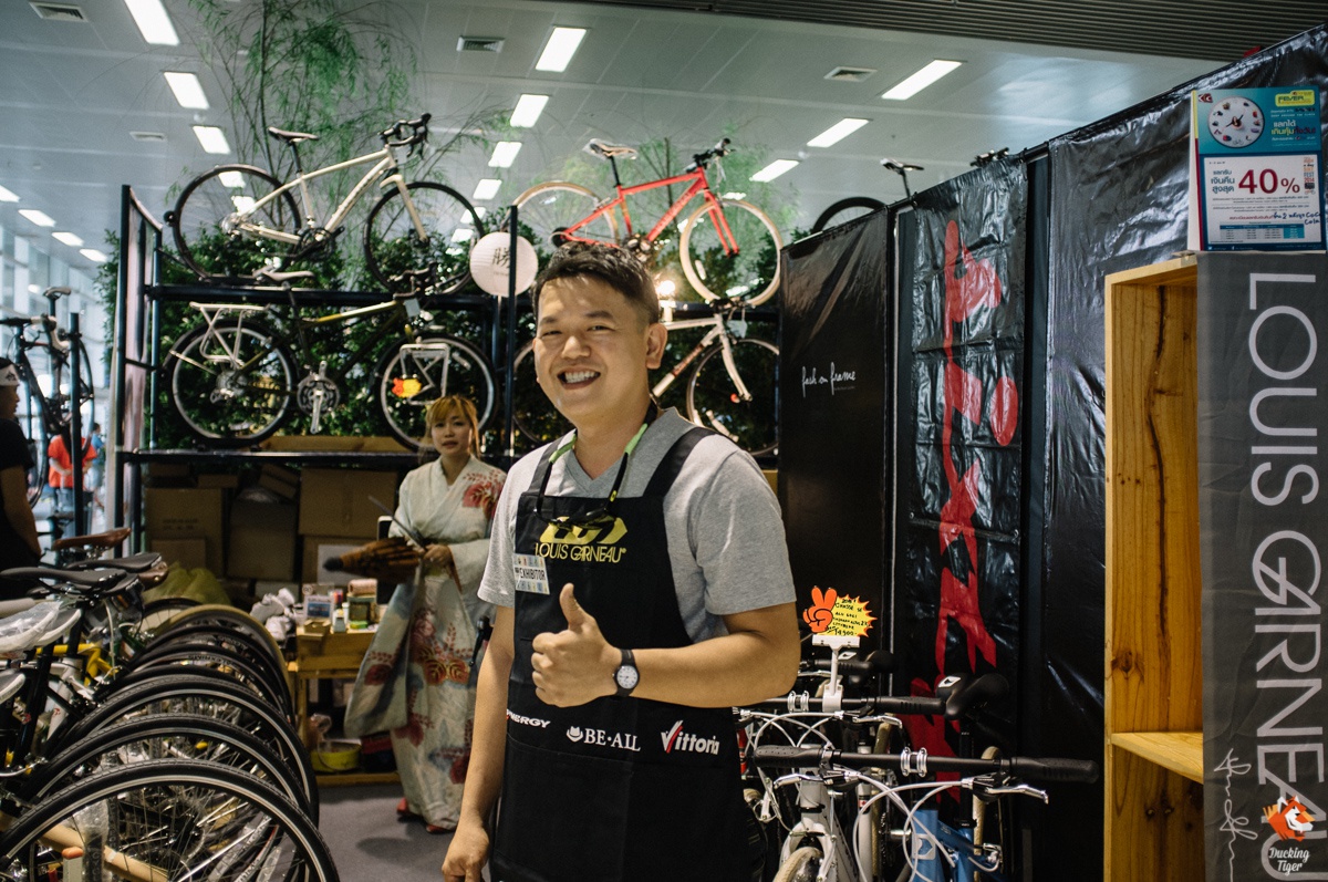 พี่ตี้แห่ง Sixty สุขุมวิท ปีนี้เน้นจักรยาน Louis Garneau ซึ่งเป็นแบรนด์ที่แปลกดีครับ เป็นของคนญี่ปุ่นนะ แต่ไปชอซื้อชื่อ Garneau (ที่ทำหมวกจักรยาน แบรนด์แคนาดา) มาทำจักรยานเอง Garneau ตัวจริงเขาไม่ได้ทำจักรยานเลย เหตุผลก็คืออยากได้ชื่อที่อินเตอร์ติดหู แล้วมันก็ได้ผลจริงๆ เพราะคนที่ไม่รู้จะคิดว่านี่คือจักรยานแคนาดา หรือยุโรป!? 