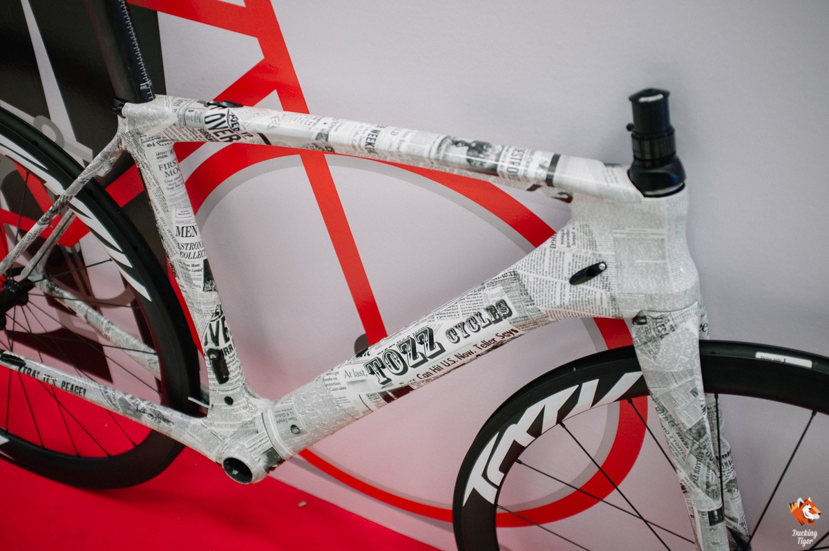 Tozz Cycle แบรนด์จักรยานไทย มากับเฟรมคาร์บอนพิเศษ​ที่ทำลวดลายโดยเทคนิค สติกเกอร์ water transfer 