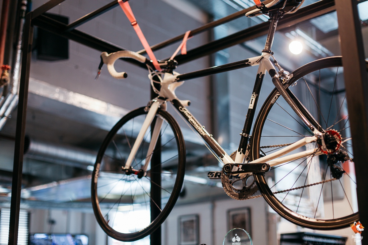 เจ้าจักรยานที่ห้อยอยู่นี้คือ Independent Fabrication แบรนด์คัสตอมจากอเมริกาที่ออกแบบคอลเลคชันจักรยานถนนพิเศษให้ Rapha 